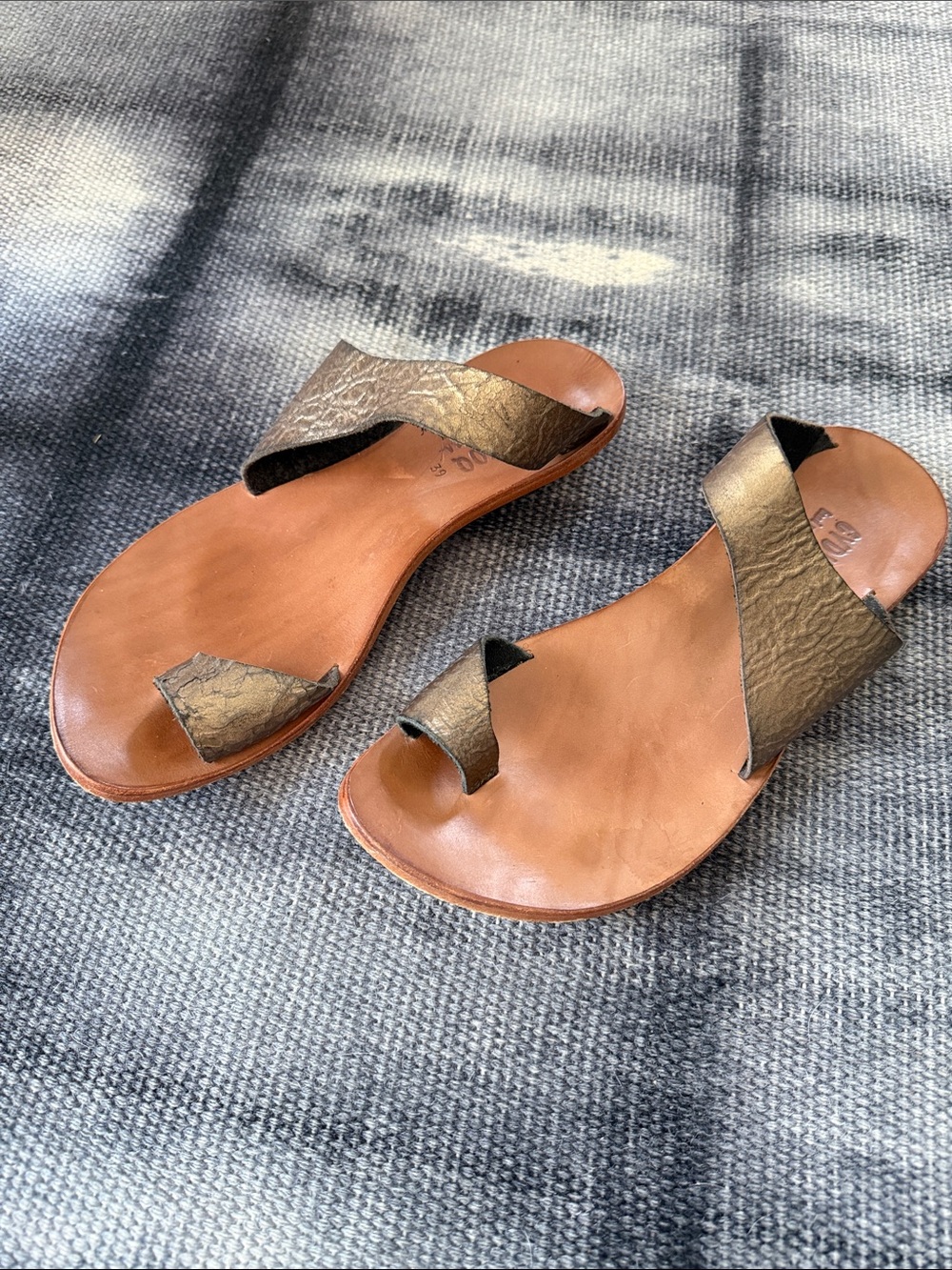 CYDWOQ Metallic Bronze Leather Toe-Loop Thong Sandals - Women, size 39